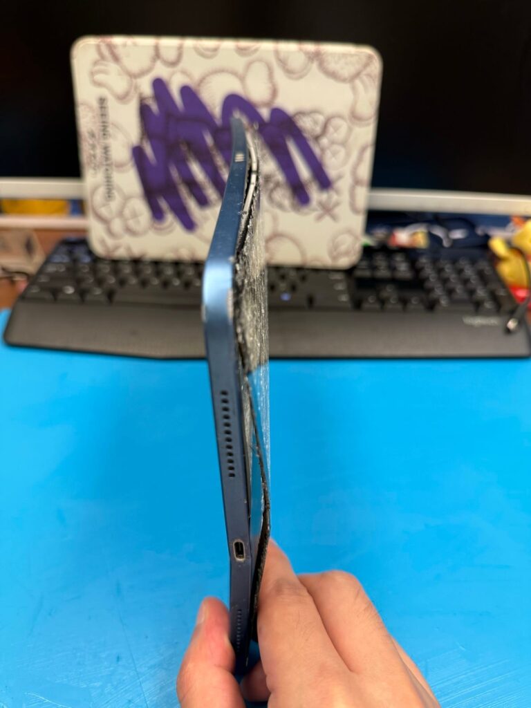 iPad 10 代受強烈撞擊後機身邊框嚴重彎曲變形