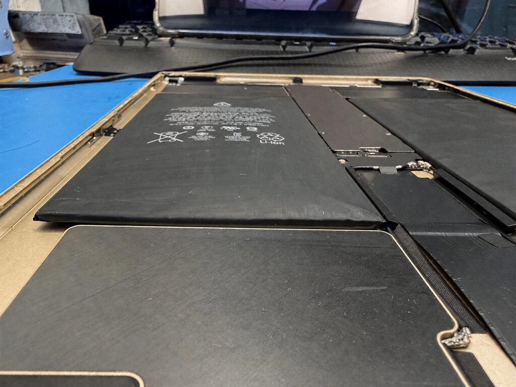 iPad Pro A1584 拆機後可見發脹電池明顯鼓起