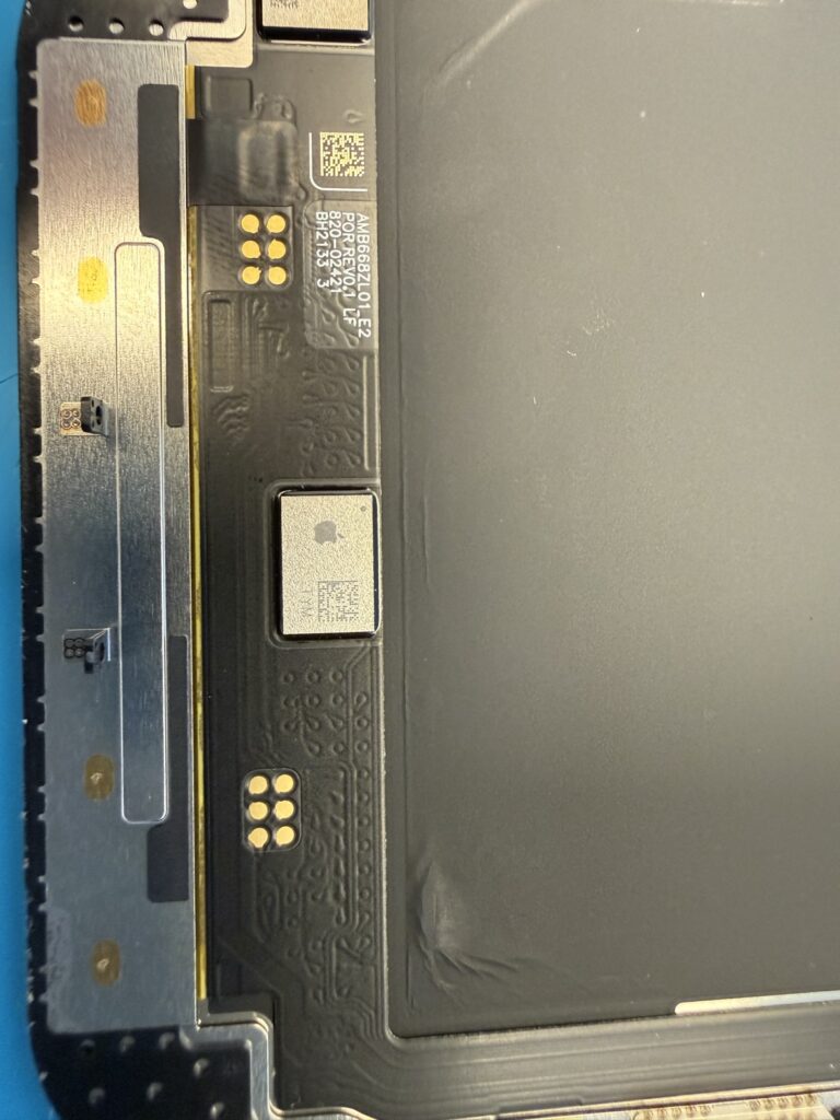 iPhone 13 Pro Max 白 Mon 維修屏幕排線檢查特寫