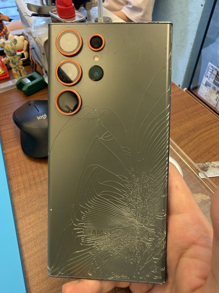 跌撞後出現無信號故障的 Samsung Galaxy S23 Ultra 機身狀況