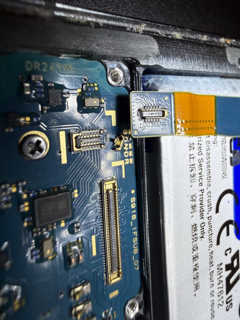Samsung S23 Ultra 尾插小板與信號排線座子損壞檢查特寫