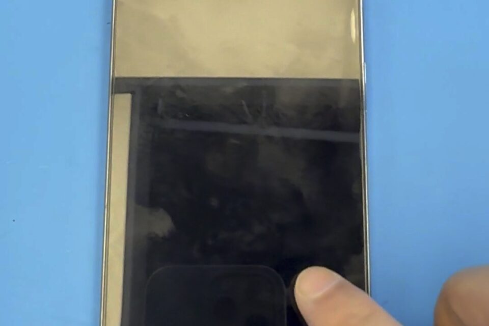 尖沙咀 iPhone 13 Pro Max 半屏白 Mon 維修|Lunch Time 20分鐘飛線急救