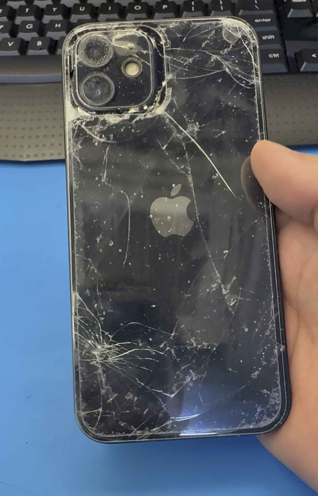iPhone 12 送修前的後玻璃嚴重爆裂實拍