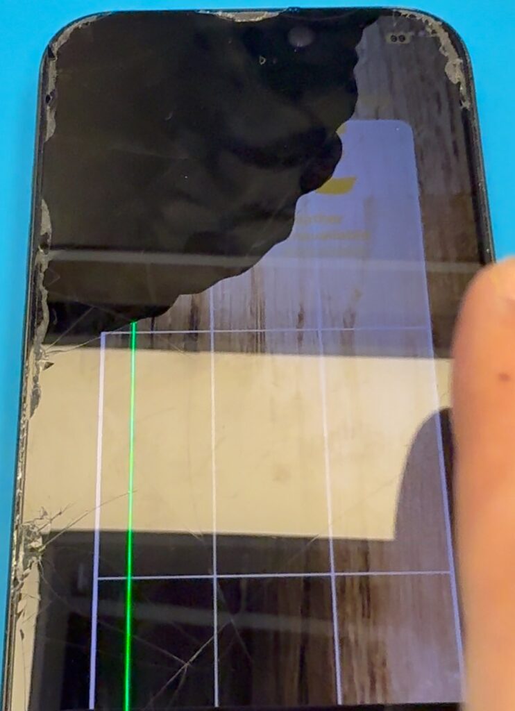 iPhone 15 Pro 舊屏玻璃破裂，顯示畫面有大片黑斑及綠色直線