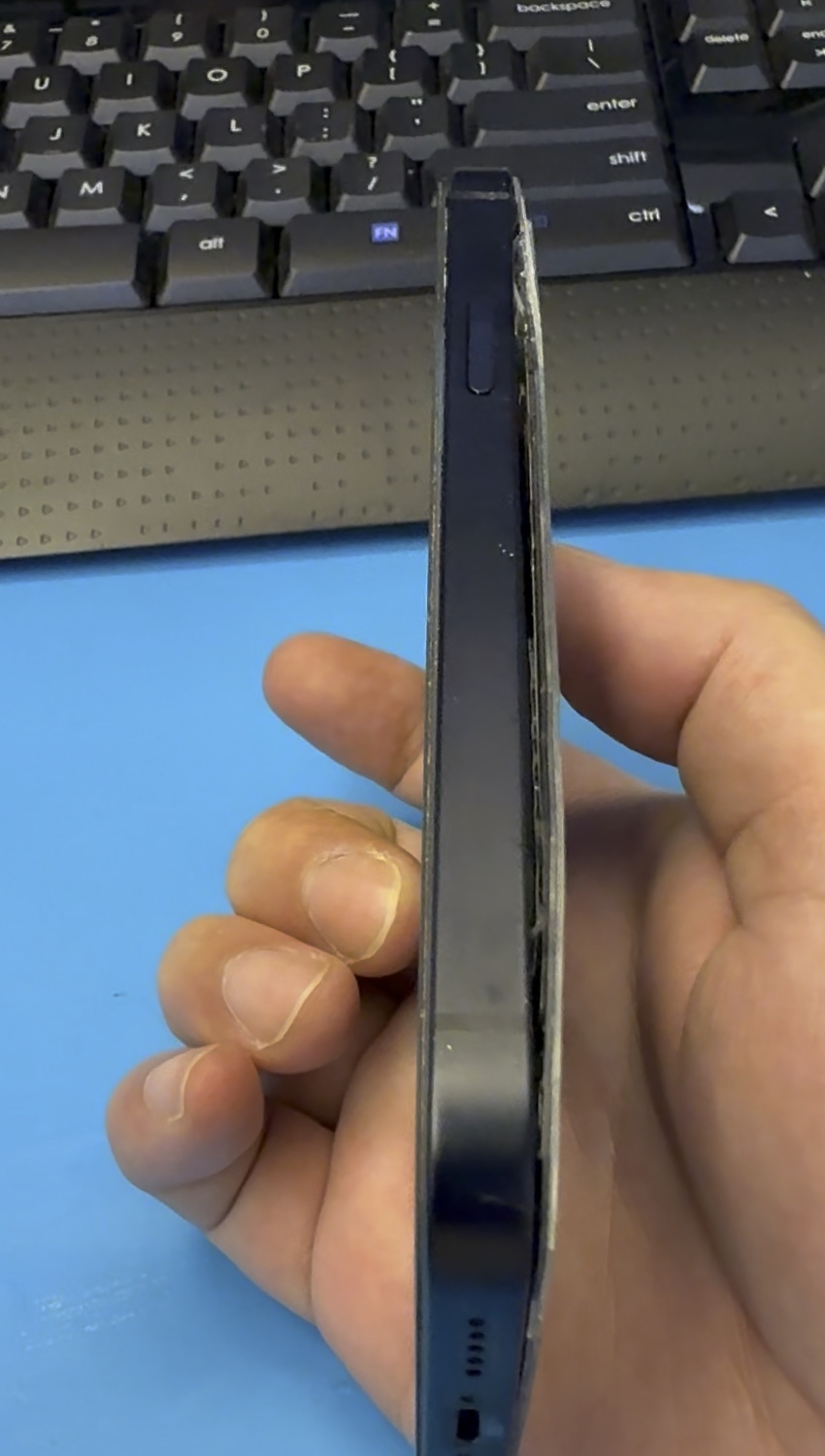 iPhone 12 維修前側面屏幕與機框出現明顯縫隙