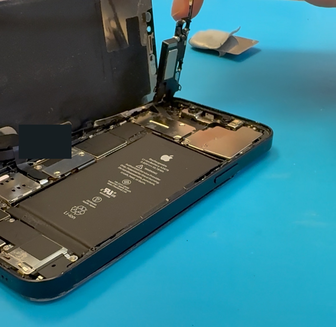 iPhone 12 打開屏幕後的機內電池及連接位置