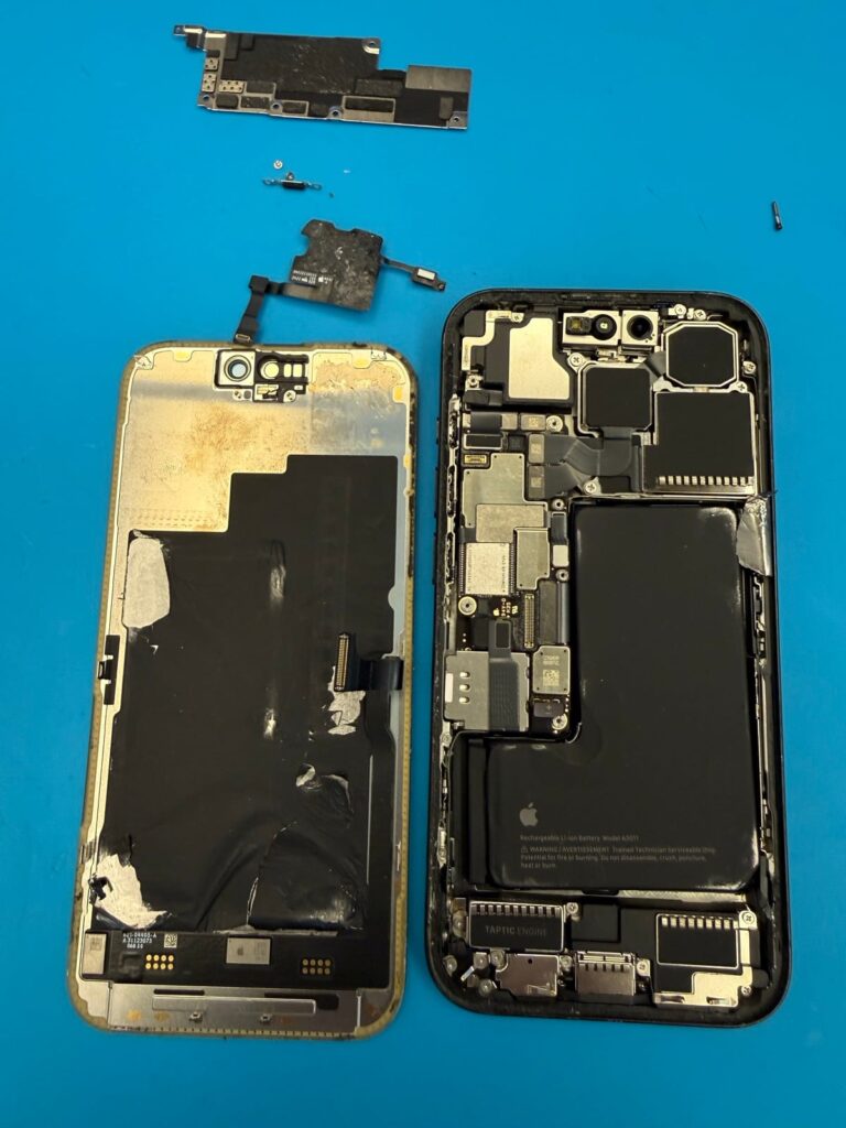 iPhone 15 Pro 換屏過程中，拆出的屏幕小部件與舊屏及機身實拍