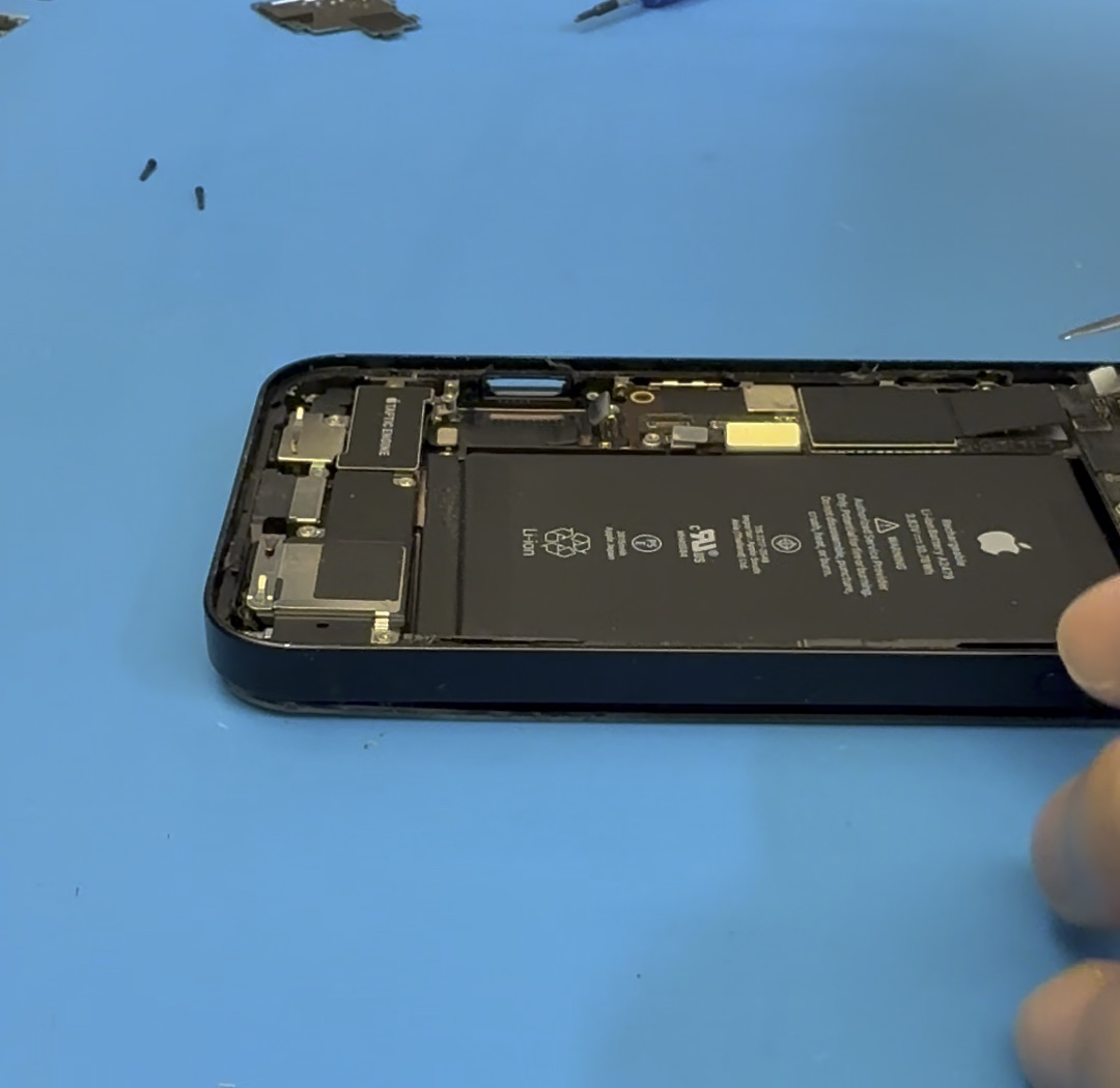 iPhone 12 整體修復拆卸過程的機內配置
