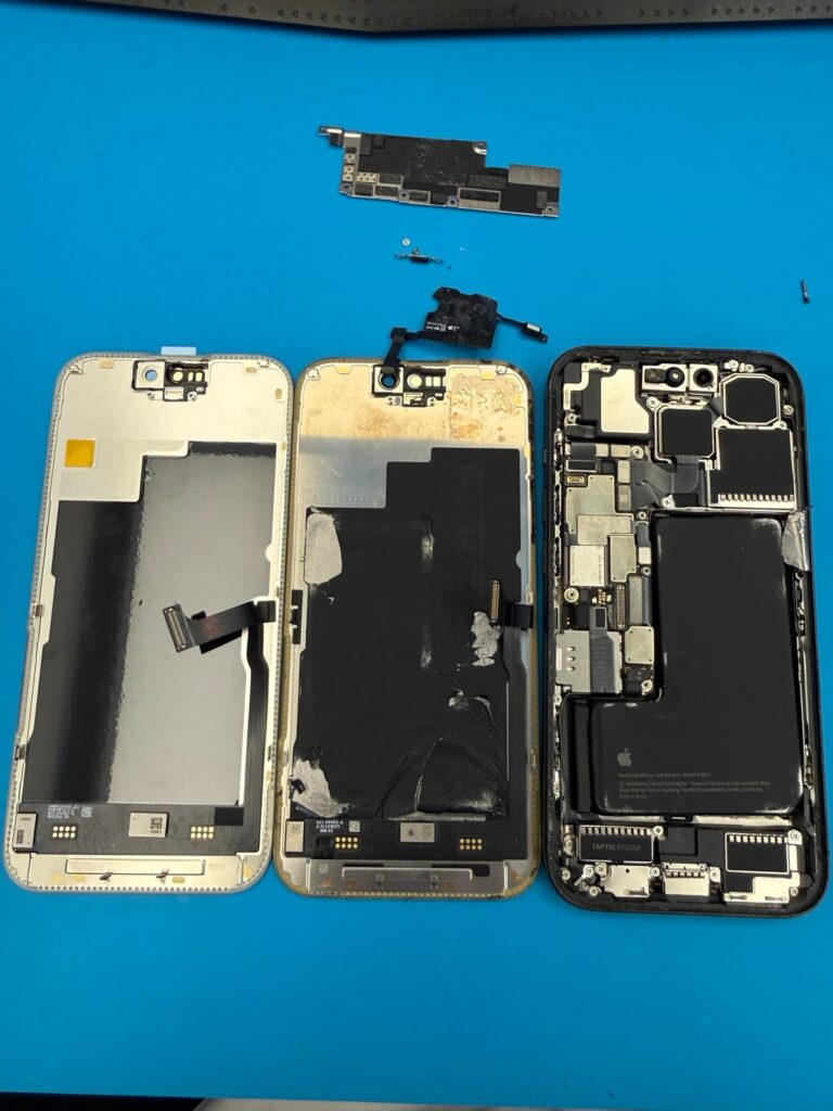 iPhone 15 Pro 更換用屏幕、拆出的破裂舊屏及機身並排比較