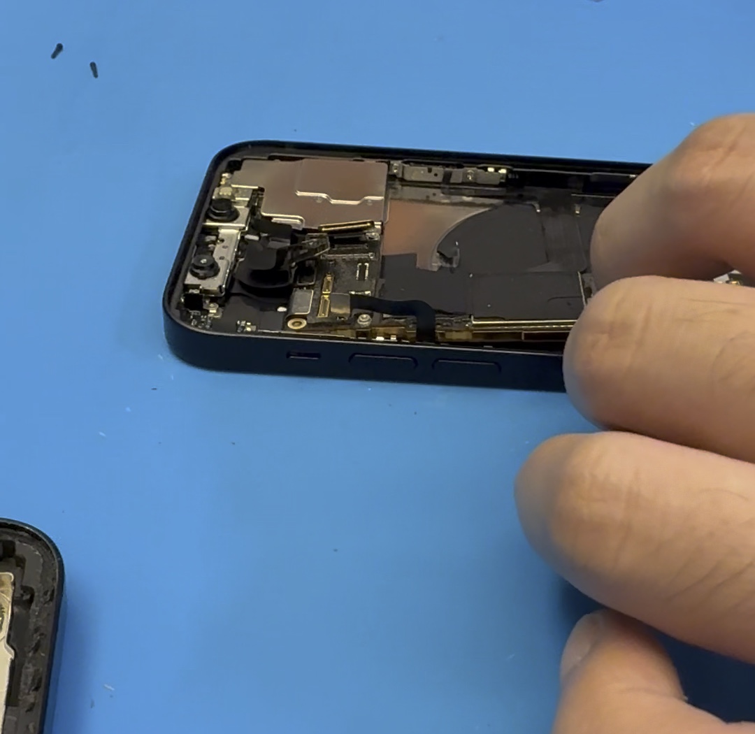 iPhone 12 後殼總成更換後逐步回裝機內部件