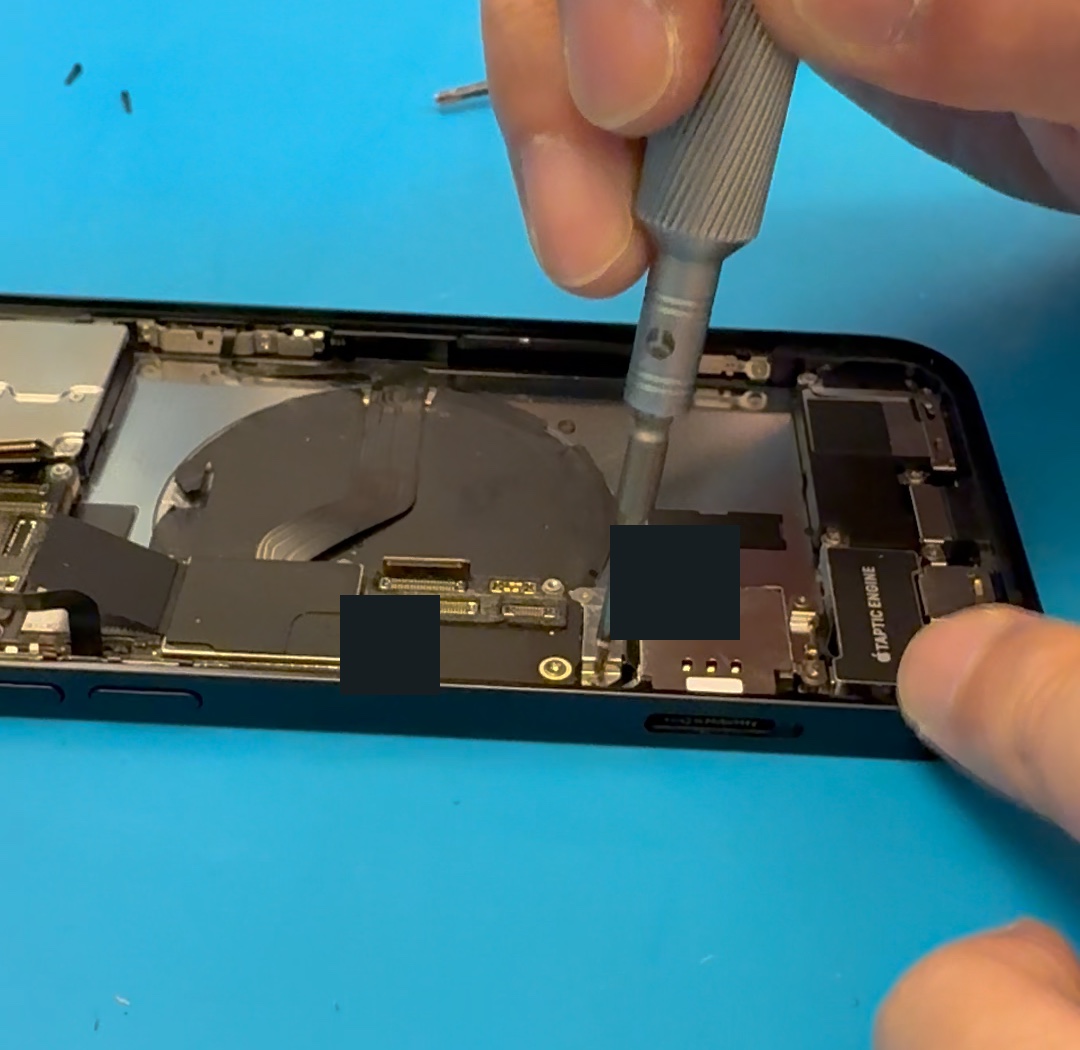 iPhone 12 回裝過程中固定內部部件螺絲