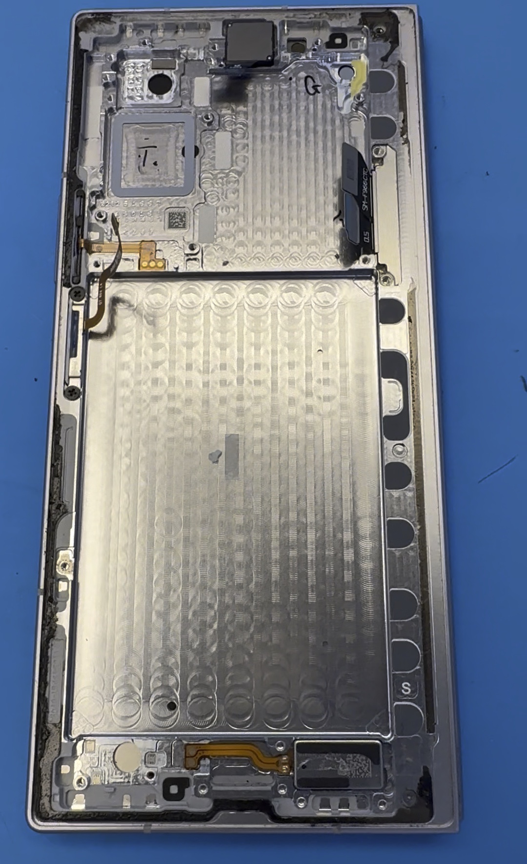 Samsung Galaxy Z Fold7 換內屏時取出電池後的機框