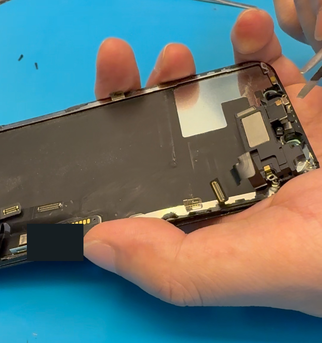 iPhone 12 替換屏幕內側部件與連接位置的實拍