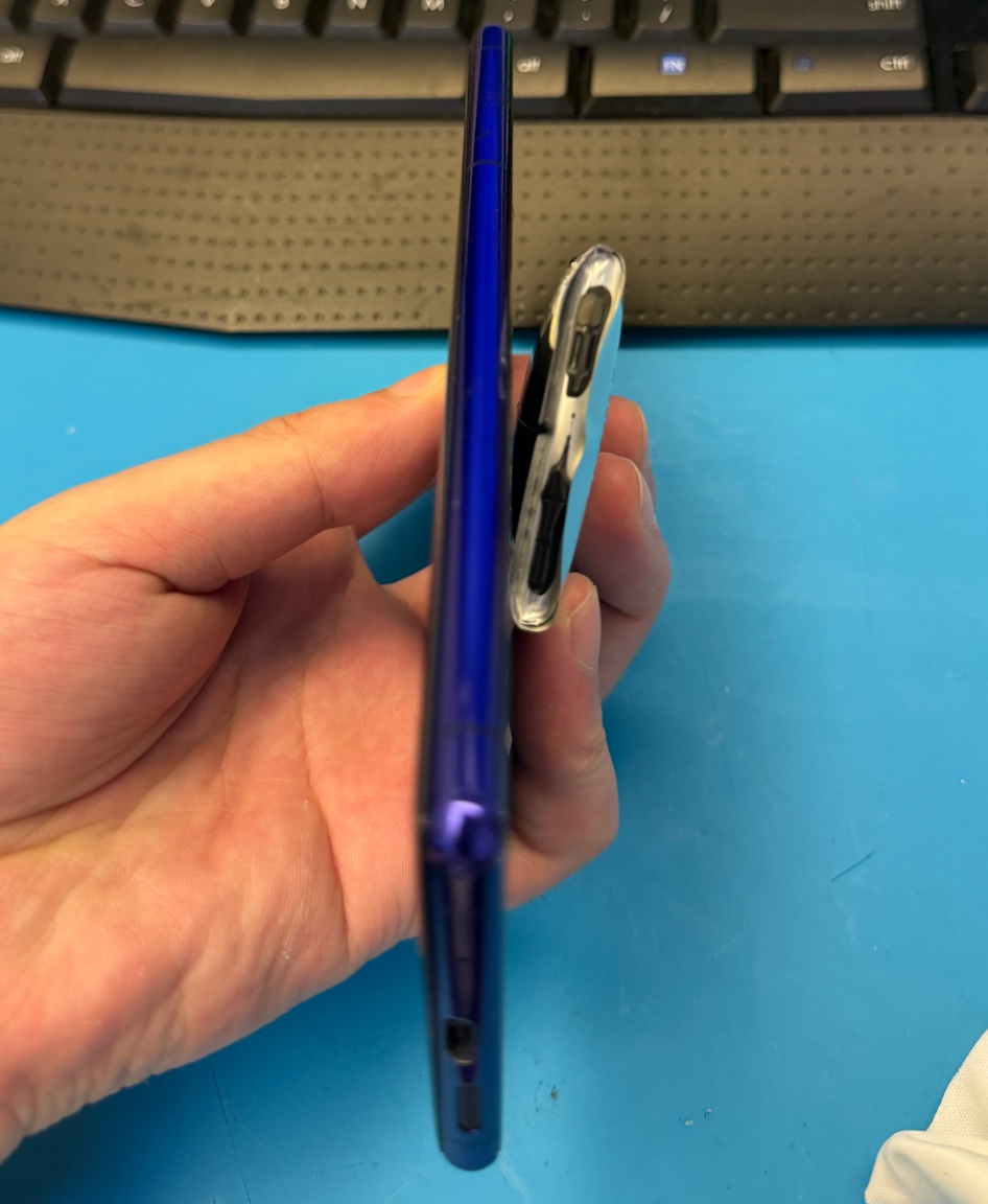 Sony Xperia 1 發脹電池及機身另一側的厚度對照實拍