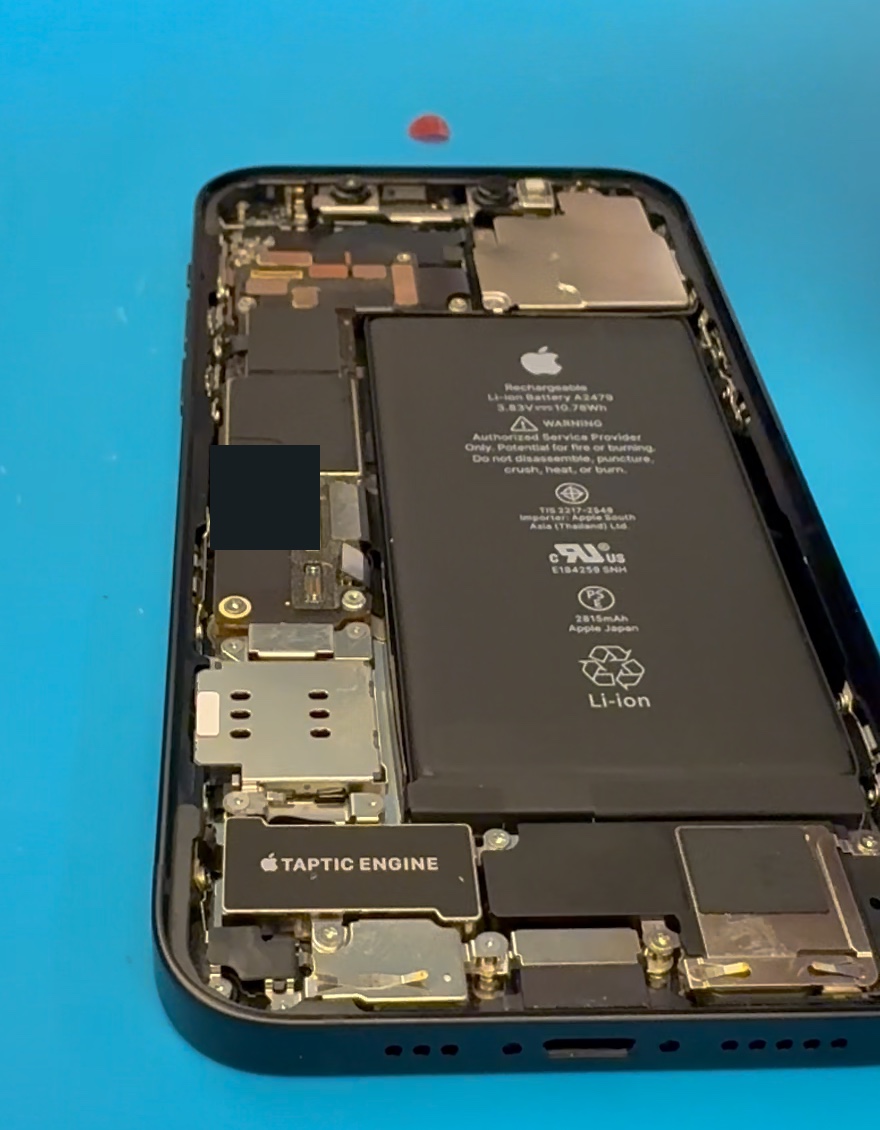 iPhone 12 電池裝入後與機內部件的外觀