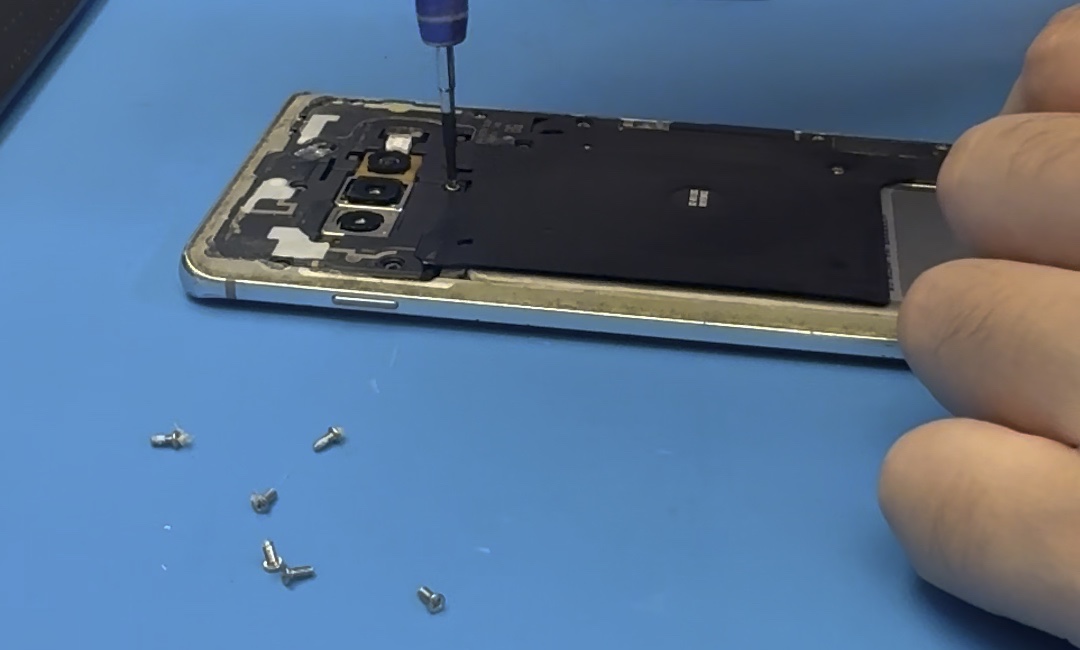 Samsung Galaxy S10+ 換電池與電源鍵維修:重裝過程:逐處固定內部覆蓋組件的螺絲
