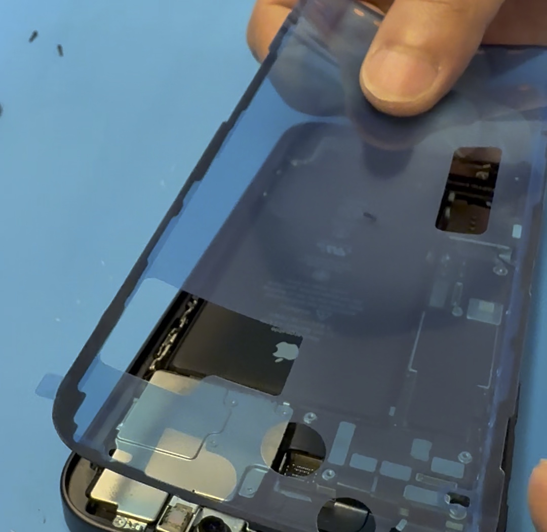 iPhone 12 屏幕回裝前整理固定接合位置