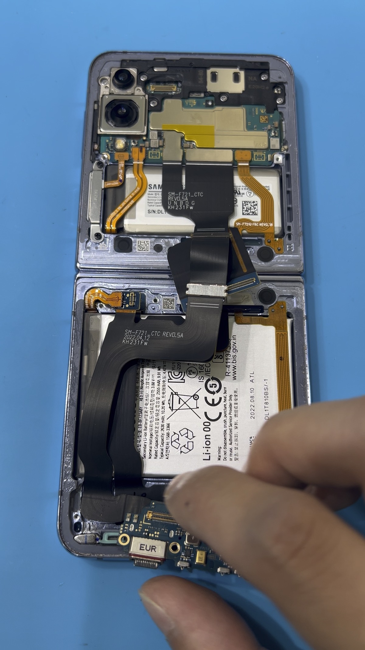Galaxy Z Flip4 下方電路板與接駁位置實拍