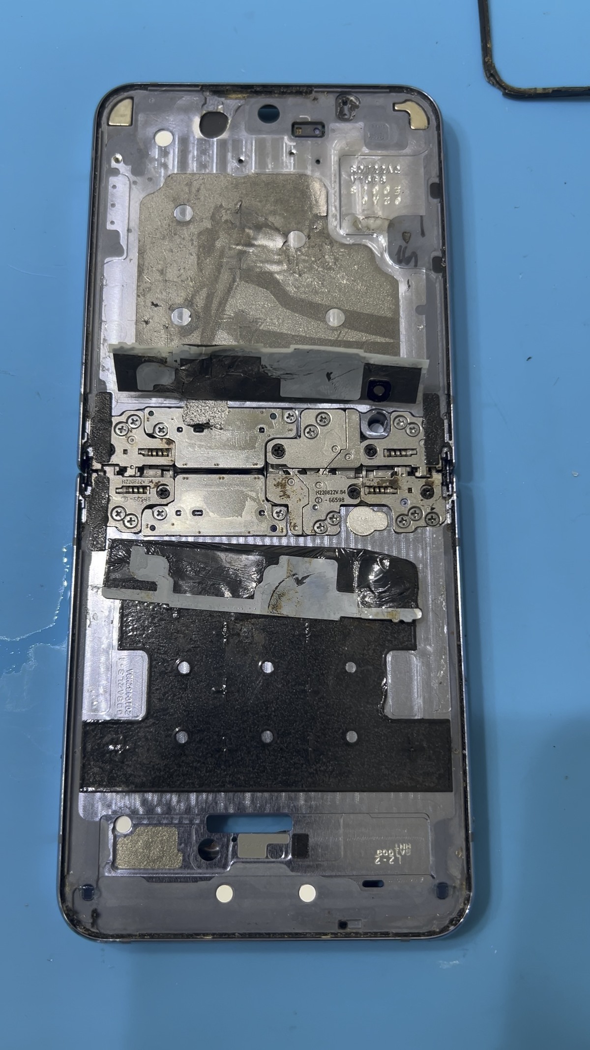 Galaxy Z Flip4 裸框架與中央轉軸機構全景