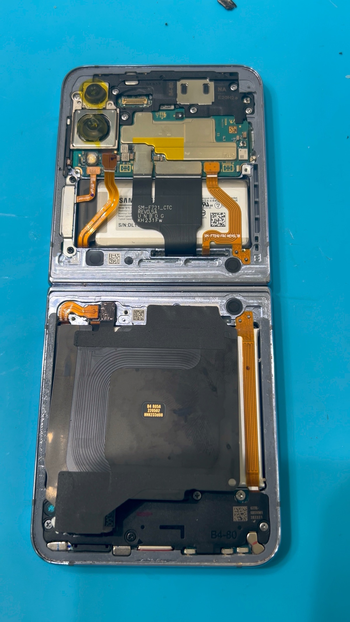 Galaxy Z Flip4 內部主板電池與排線接駁全景