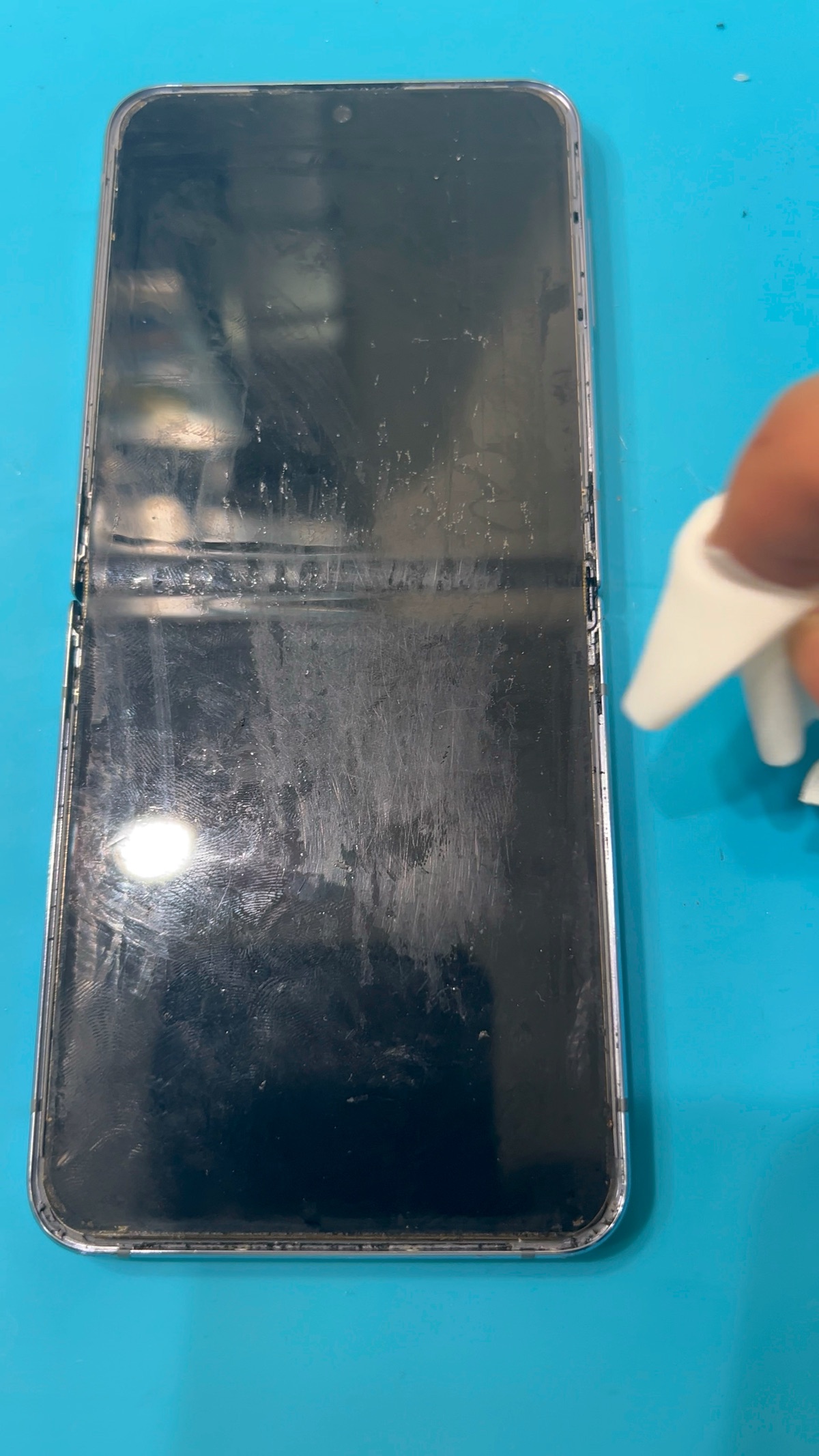 Galaxy Z Flip4 清潔步驟開始時的內屏全景